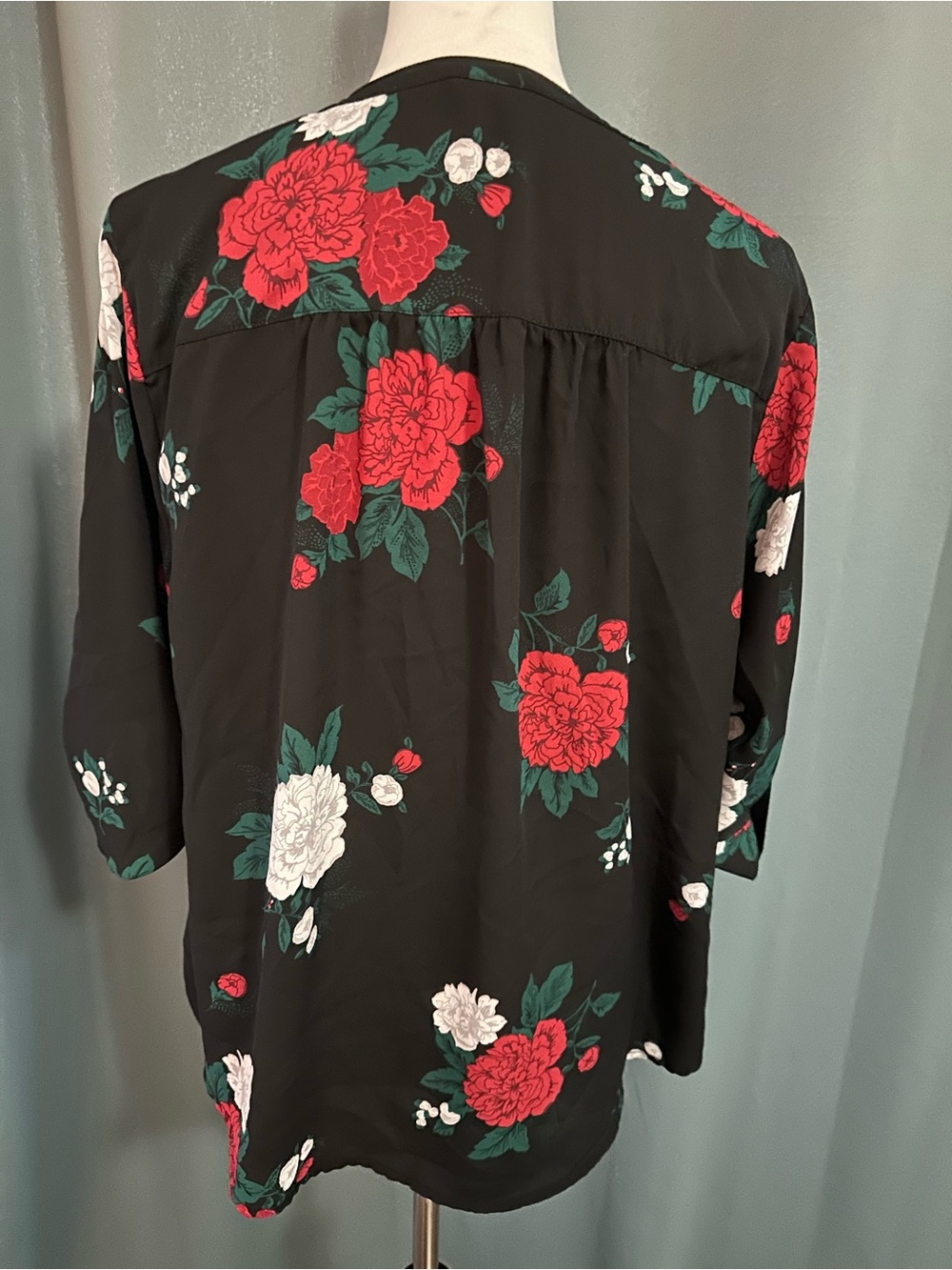 Torrid Size 0 Black Floral Blouse Red Rose Print Button Front 3/4 Sleeve Top - Picture 4 of 7